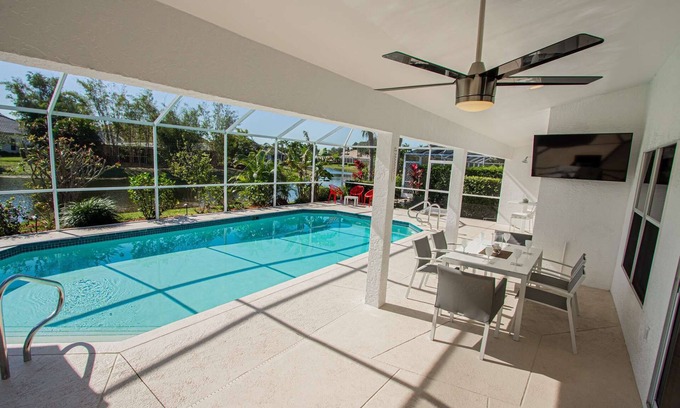 Crown Pointe Maison | Nouvellement répertoriés / photos à venir! Lanai couvert avec piscine chauffée par télévision, maison récemment rénovée avec 3 lits king!