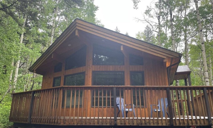 Crowsnest Pass Cabine | Crowsnest Rover Chalet - Grizzly
