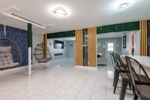 College Manor Maison | Cruise Haven with Pool, 15 Min to Port Canav & Beach