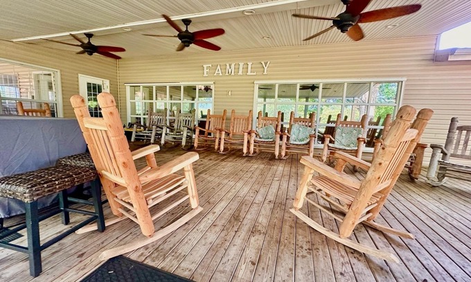 Saucier Maison | Largest Coast Mini Resort! Pool, Gym, Pool table, Lake +