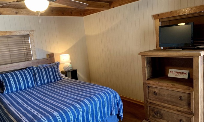 Carrizo Springs Cabine | Crystal cabin. Comfortable quiet cabin 8 miles outside Carrizo Springs.