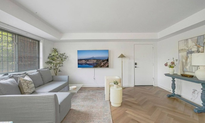 Aurora Highlands Appartement | Crystal City Boutique Flats / Free Parking 101