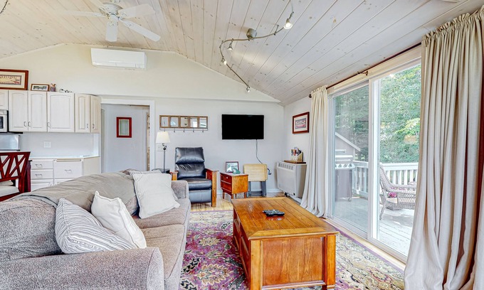 Gilmanton IW Maison | Crystal Lake Cottage | House in Gilmanton