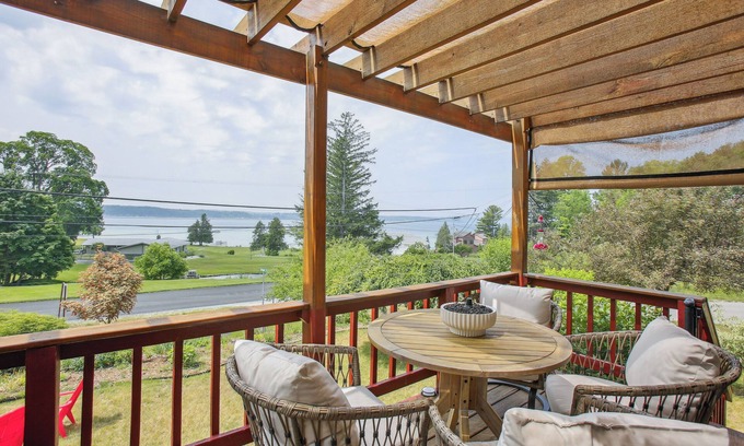 Beulah Maison | Crystal Lake Vacation Rental, 3 Mi to Betsie River