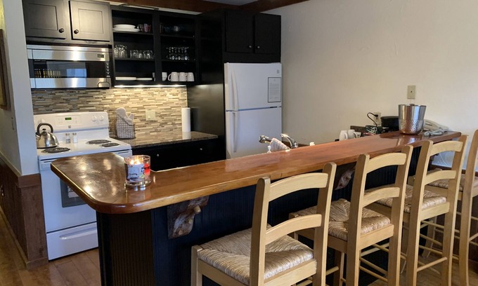 Thompsonville Copropriété | Crystal Mountain MI, Pinehurst 446, 1 Bed, sleeper sofa, see our specials!!