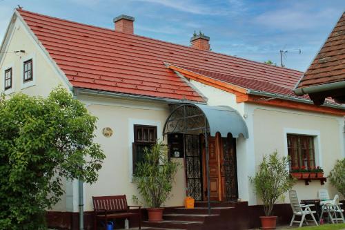Velemer Maison | Cserépmadár szállás és Csinyálóház