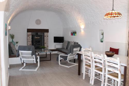 Freila Maison | Cuevas Adonia
