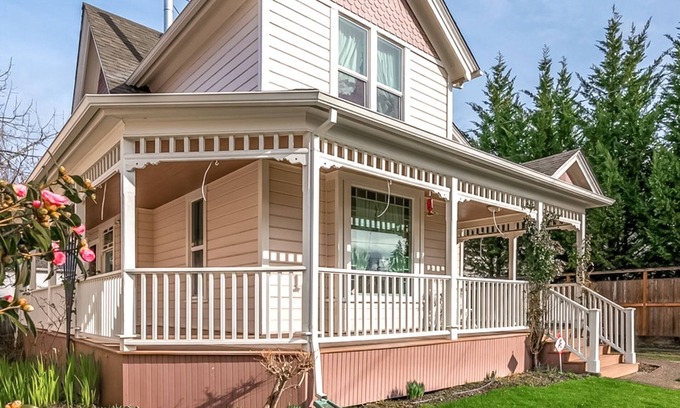 McMinnville Maison | Culinary + Wine Delights on Your Doorstep | Dog-Friendly House + Yard