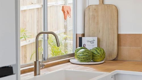 Yamba Maison | Cusacks Cottage - Coastal charm with artistic soul