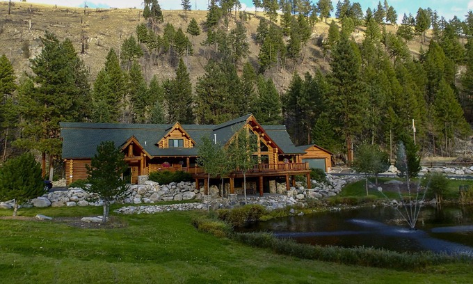 Conner Cabine | NOUVEAU! Cabine personnalisée Bitterroot Valley avec étang sur place