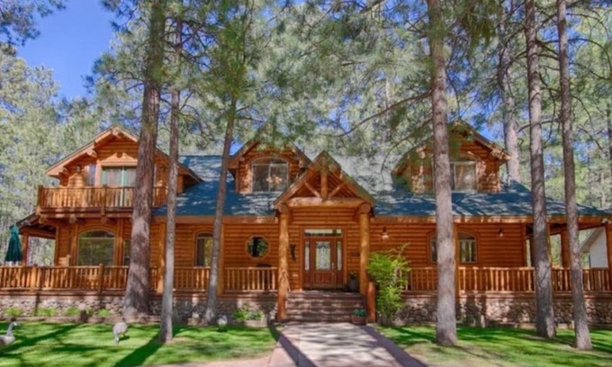 Pinetop Cabine | Custom Cabin BOOK NOW Don't Miss out!