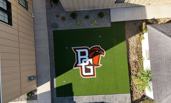 Bowling Green Maison | CUSTOM FALCON PUTTING GREEN and Luxury combined to create your DREAM stay here in the heart of Bowling Green