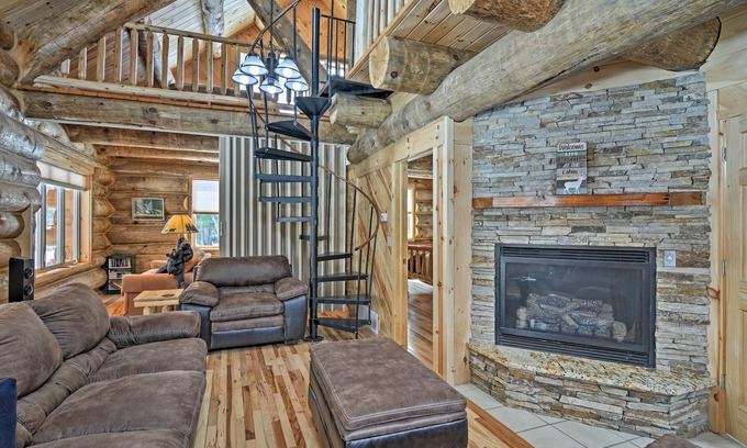 Tustin Cabine | Cabane en rondins personnalisée avec pont et 45 acres de Pine River!