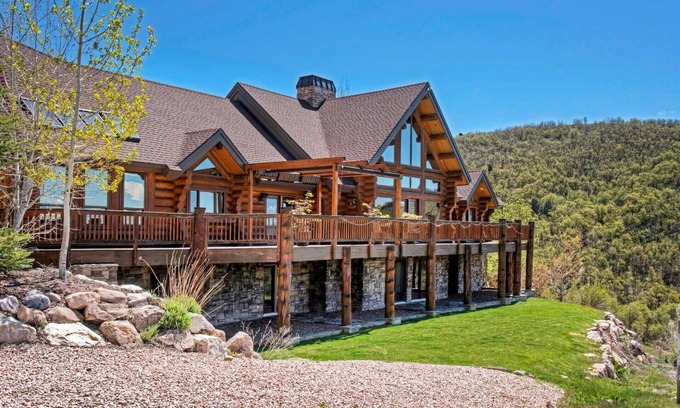 Huntsville Chalet De Ski | Maison en bois sur mesure nichée dans les montagnes. Vue imprenable sur la vallée depuis chaque pièce.
