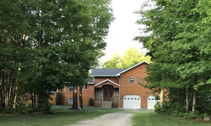 Shingleton Maison | Maison de bois massif personnalisé avec grand jeu Rm, 5 chambres, bar, poids Rm!