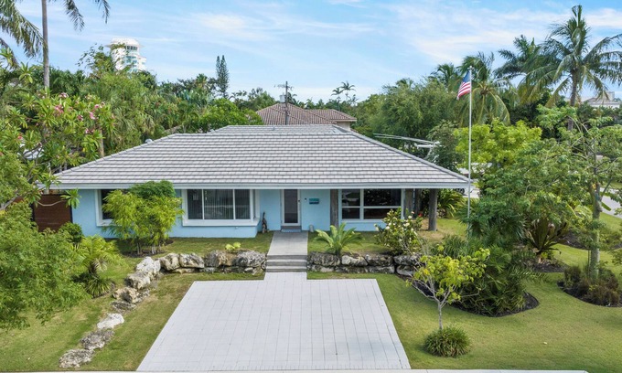 Harbour Inlet Maison | Custom remodeled home with tropical setting in exclusive Harbor Inlet community