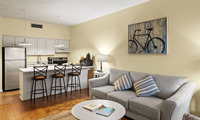 Shell Harbor Copropriété | Cute and Comfy Retreat on Sanibel Island, Pool, Bikes