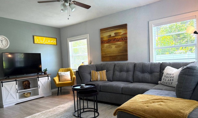 Bearss Plaza Maison | Cute and Cozy 2 bedroom bungalow in Seminole Heights