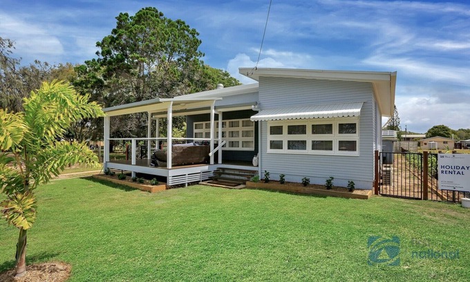 Woodgate Maison | Cute Beach Cottage with Ocean Views