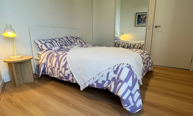 Burwood East Lit Et Petit-Déjeuner | Cute bedroom in a shared apartment with private bathroom in Burwood Brickworks.