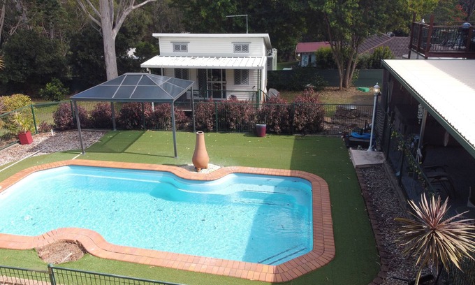 Burpengary Cabine | Botanique B & B avec piscine, sauna, bain à remous et spa de jour