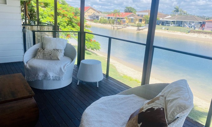 Palm Beach Maison | Cute Canal Front Duplex, 300m to the Beach, Pet Friendly