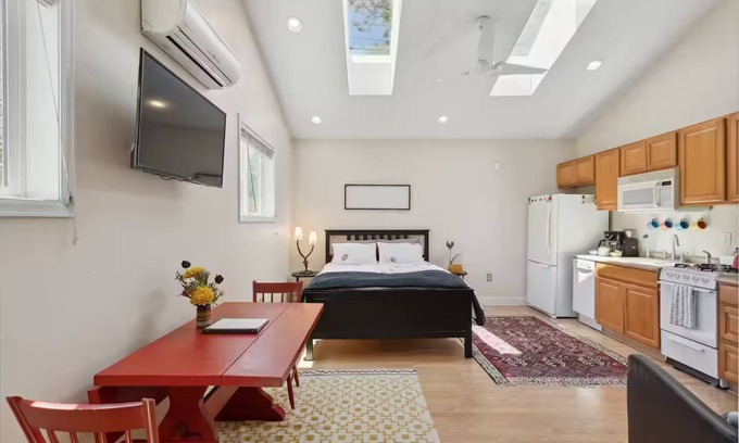 Whittier Appartement | Cute Carriage House with bikes provided