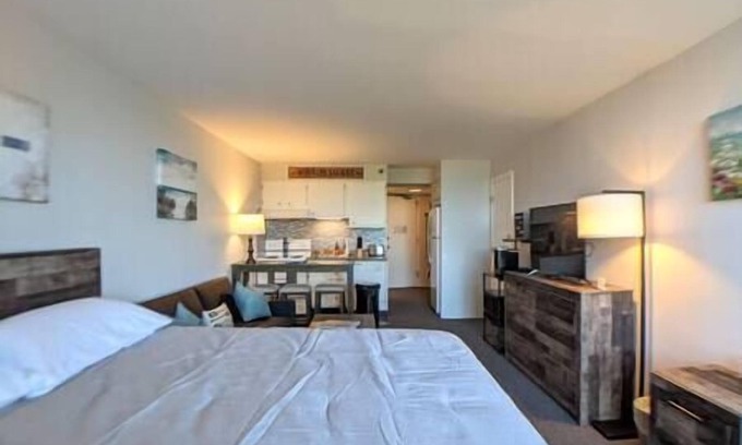 Weirs Beach Appartement | Cute Cedar Lodge Studio with Balcony & Lake Views!