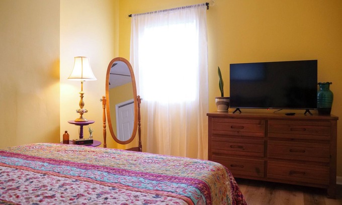 Merion Village Maison | Cute Columbus Bungalow + Modern Amenities. 7 min from downtown!