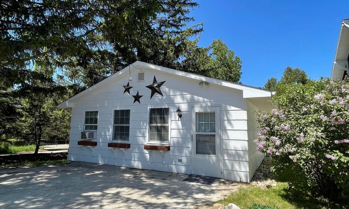 Baileys Harbor Maison | Cute Cottage - Center of the Door Peninsula - Pet Friendly!
