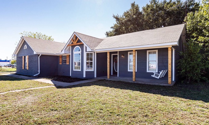 Crawford Maison | Cute Country Home Minutes From Magnolia & Baylor