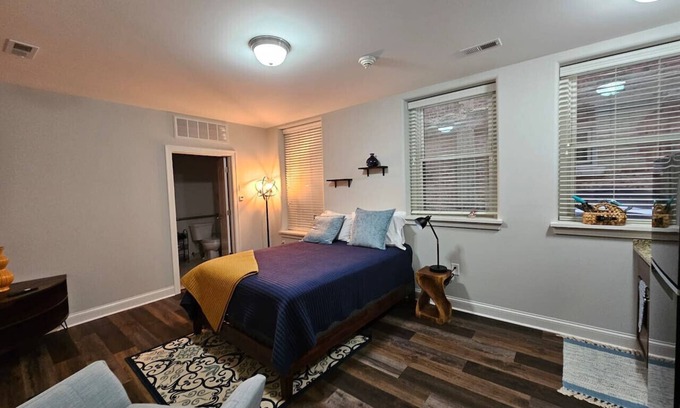 Champaign Appartement | Cute + Cozy Studio at The Inman - 207