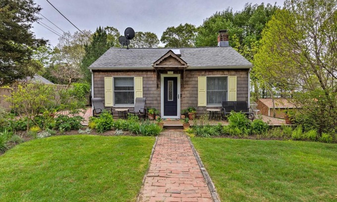 Springs Maison | Cute East Hampton Cottage with Patio - Walk to Beach