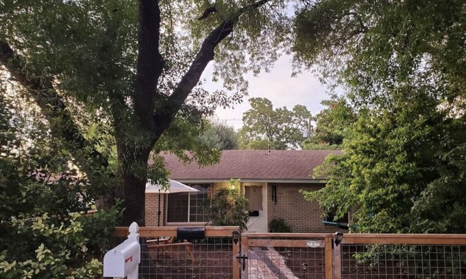 North Loop Cottage | Cute Historic home in Austin