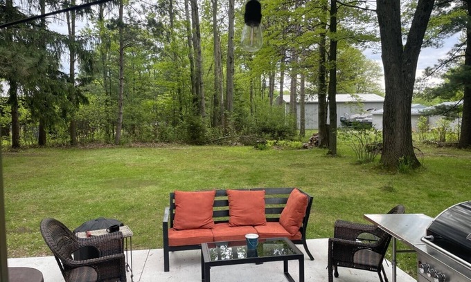 Waupaca Maison | Cute home across the street from full rec-Chain O Lakes Waupaca