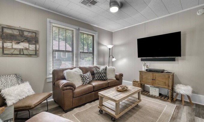 Brenham Maison | Cute & KOZE cottage, walking distance to downtown Brenham!