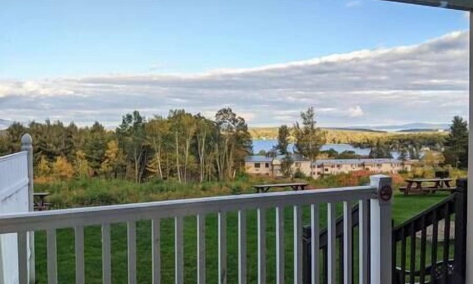 Weirs Beach Appartement | Cute Lower Level Cedar Lodge Room with Balcony & Lake Views!