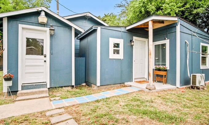 Central Oklahoma City Appartement | Cute Tiny House With Fenced Yard Near Plaza Dist
