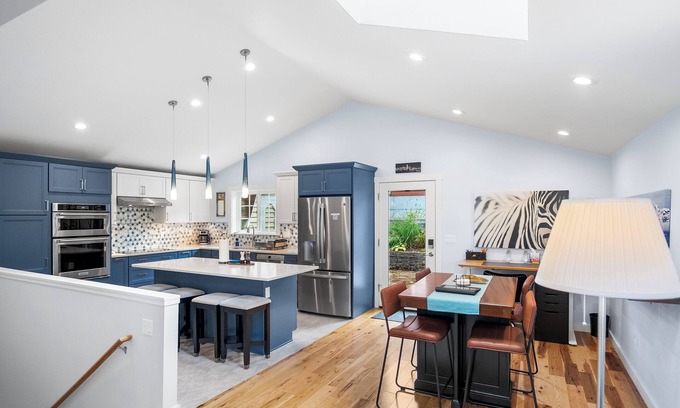 Fairmount Park Maison | Cute West Seattle Home w Firepit