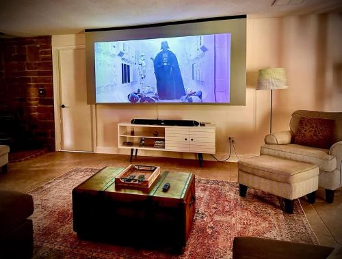 Valley View Maison | CVNP & Chill I Movie Projector I Awesome Backyard