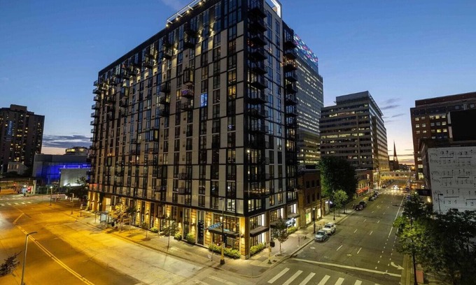 Downtown Minneapolis Appartement | CW / 2BR / Sky Lounge / Rooftop Pool / Gym /A
