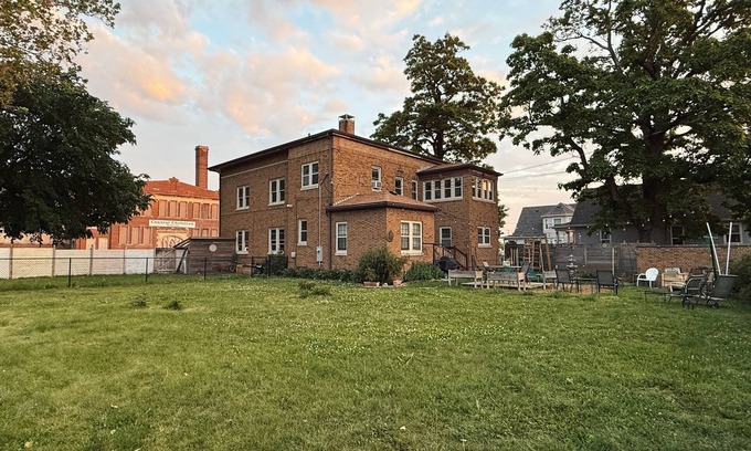 Dahlman Maison | large 7 bdr, 4k sqft, 7 minute drive to the staduim