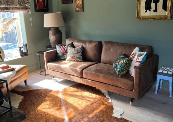Llantrisant Maison | CWTCH COTTAGE Llantrisant 2 bed home - sleeps 4
