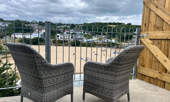 Aberporth Cabine | Cwtch Glanmordy by Aberporth Beach Holidays