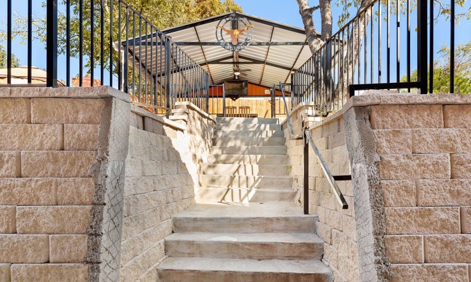 Leon Valley Maison | CYC Mega House with BBQ Gazebo