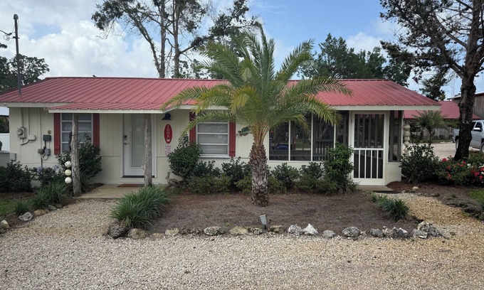 Steinhatchee Cottage | Cypress Crab Cottage in Steinhatchee! 1 bed, 1 bath, screen porch, full kitchen