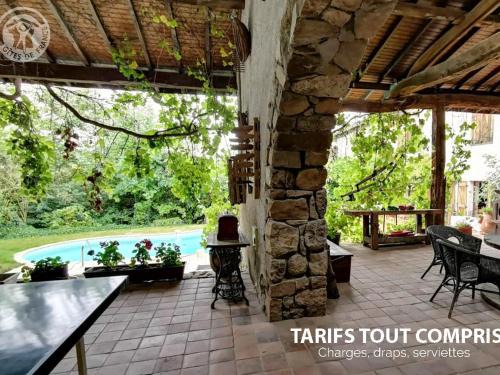 Essertines-en-Donzy Maison | Découvrez ce gîte champêtre avec spa, sauna, piscine et jardin privatif à Essertines-en-Donzy - FR-1-496-200