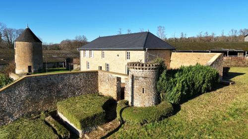 Pouru-Saint-Remy Maison | Dépendance du château de Remehan rénovée avec goût
