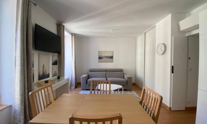 Liberation Appartement | Détendez vous dans cet appartement 2 pièces calme élégant rénové entièrement.