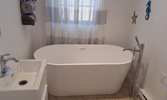 Mandeville Cottage | Détente en pleine nature dans maison familiale avec piscine et table de pingpong